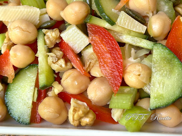Insalata arcobaleno con ceci e ortaggi misti - Insalata fresca estiva 8