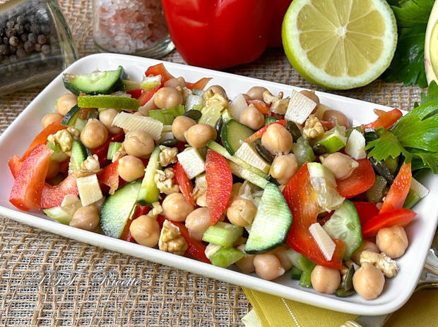 Insalata arcobaleno con ceci e ortaggi misti - Insalata fresca estiva