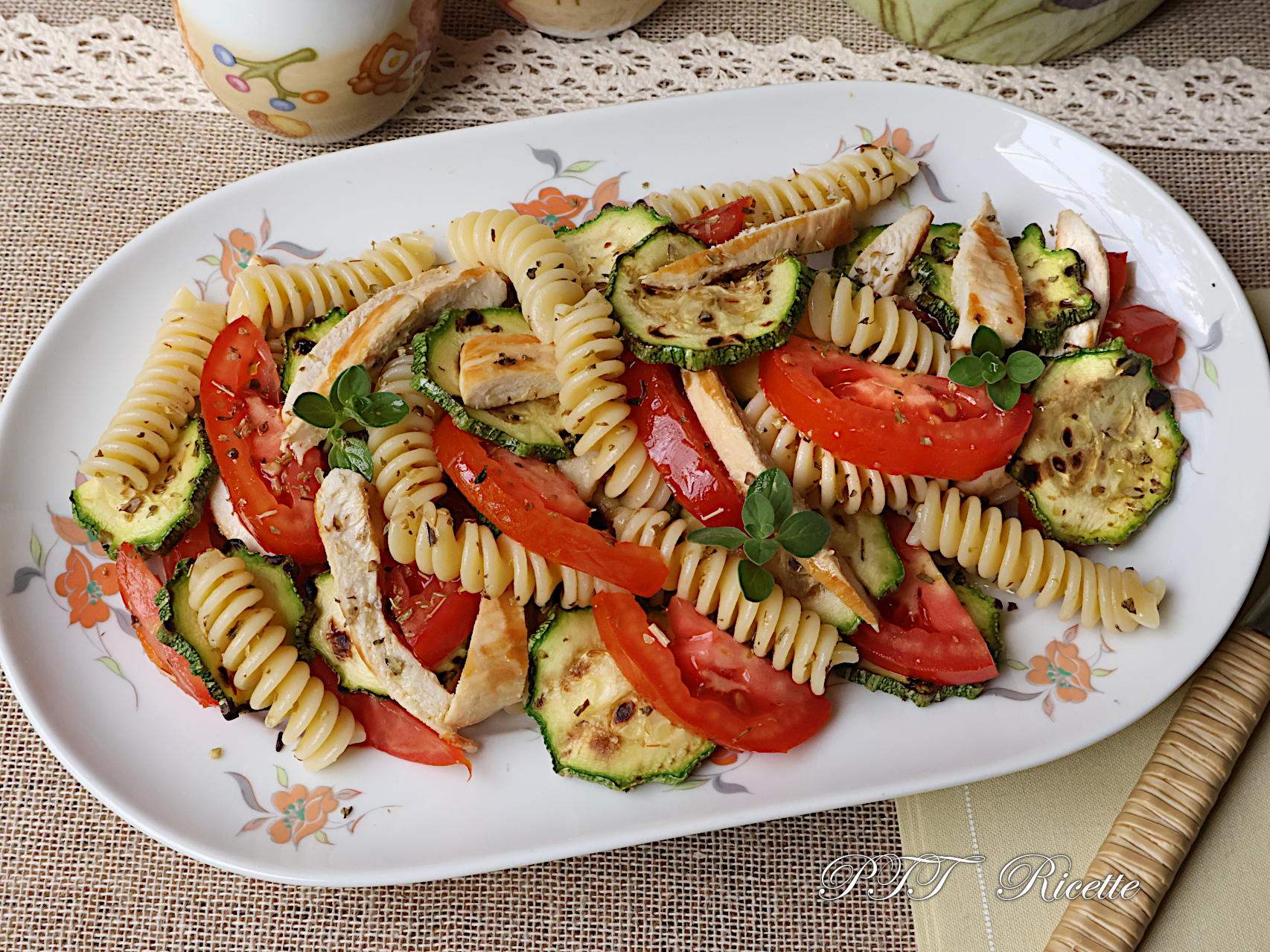 Insalata di pasta con pomodori e pollo e zucchine grigliate - Piatto ...