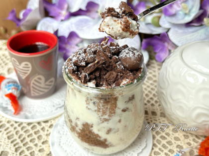 Dessert in bicchiere con biscotti e crema allo yogurt, ricotta e miele