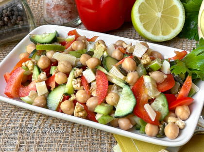 Insalata arcobaleno con ceci e ortaggi misti - Insalata fresca estiva