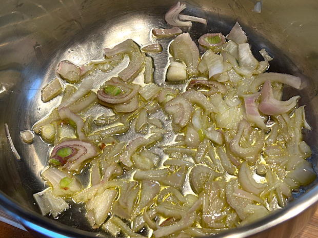 Orzo e piselli spezzati in cottura per assorbimento 1