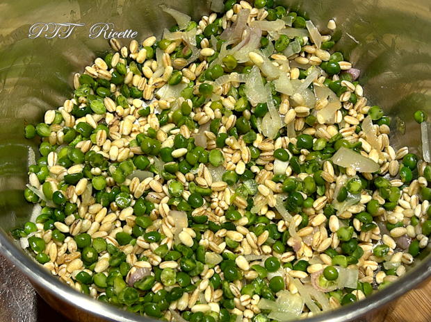 Orzo e piselli spezzati in cottura per assorbimento 2