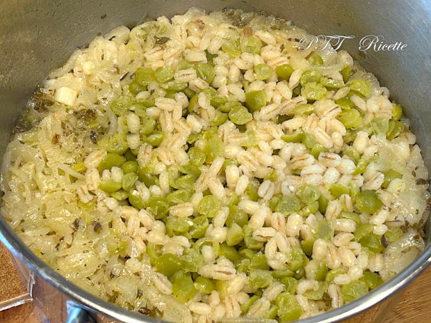 Orzo e piselli spezzati in cottura per assorbimento 4