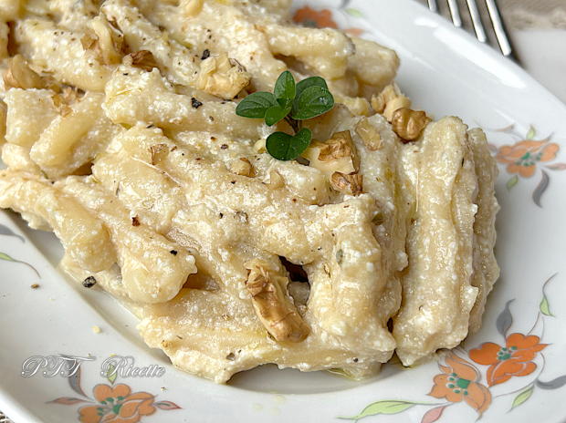 Pasta con crema di ricotta e ceci con noci 2