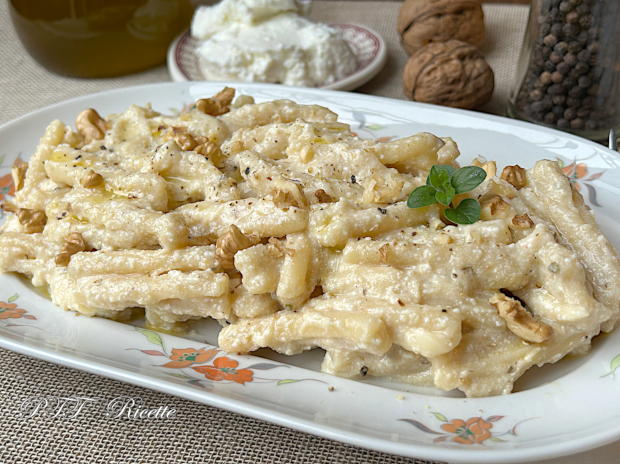Pasta con crema di ricotta e ceci con noci