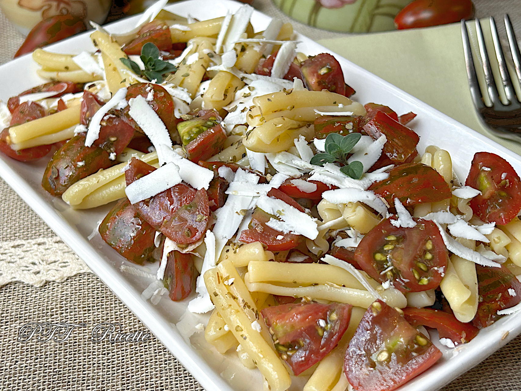 Pasta con pomodorini e ricotta salata - PTT Ricette