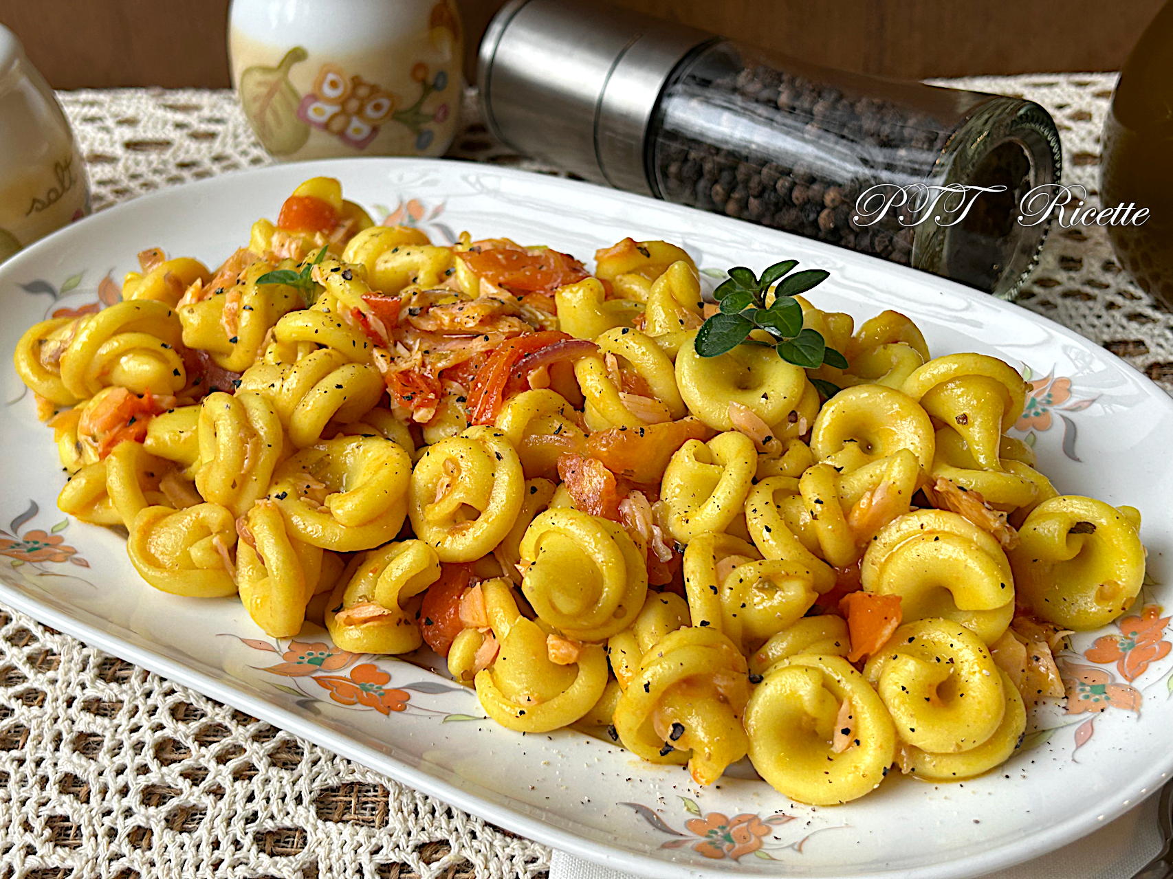 Pasta con salmone affumicato e pomodorini - PTT Ricette