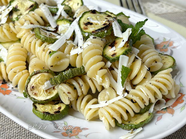 Pasta fredda con zucchine grigliate e ricotta salata - PTT Ricette