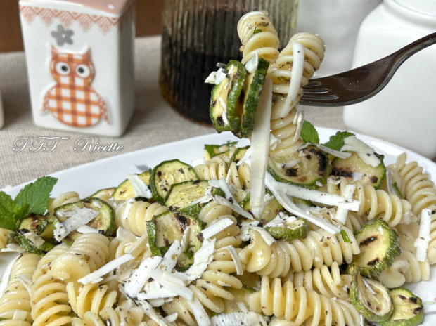 Pasta fredda con zucchine grigliate e ricotta salata - PTT Ricette