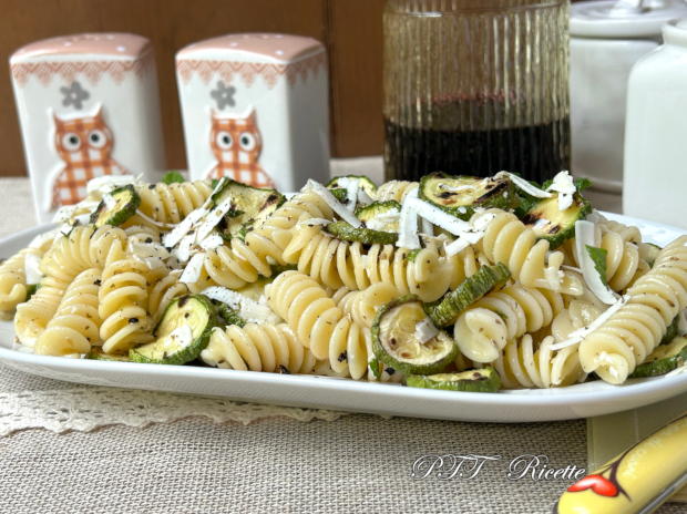Pasta fredda con zucchine grigliate e ricotta salata - PTT Ricette
