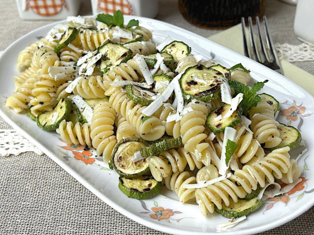 Pasta fredda con zucchine grigliate e ricotta salata - PTT Ricette
