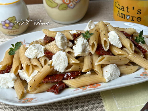 Pasta integrale fredda con ricotta e pomodori secchi