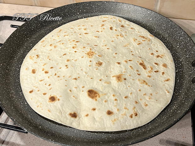 Piadipizza - Piadina pizza con pomodoro e scamorza 1
