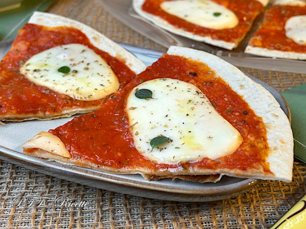 Piadipizza - Piadina pizza con pomodoro e scamorza 10