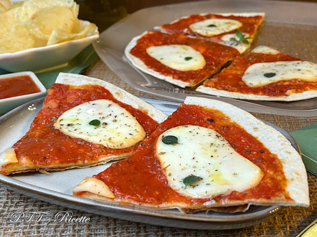 Piadipizza - Piadina pizza con pomodoro e scamorza 11