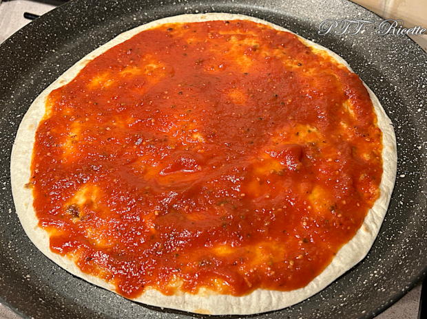 Piadipizza - Piadina pizza con pomodoro e scamorza 2