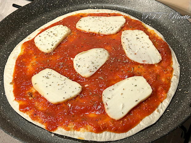 Piadipizza - Piadina pizza con pomodoro e scamorza 3