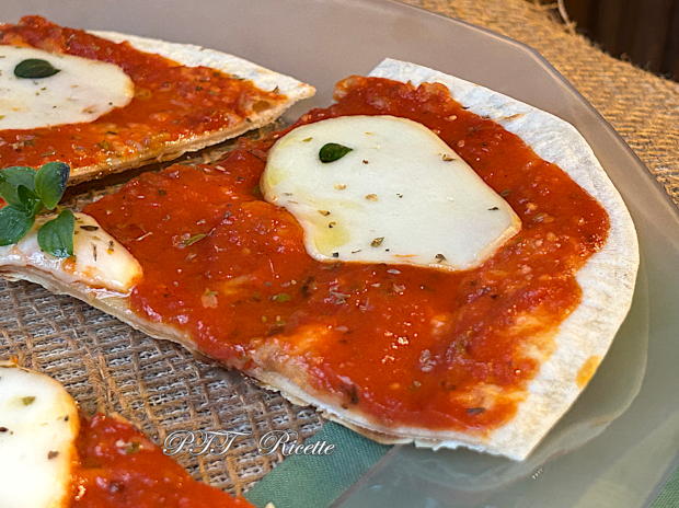Piadipizza - Piadina pizza con pomodoro e scamorza 6
