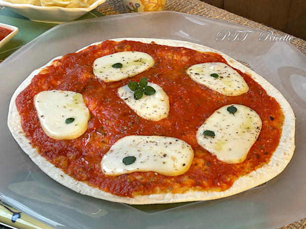 Piadipizza - Piadina pizza con pomodoro e scamorza 9