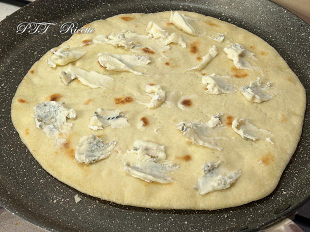 Piadipizza - Piadina pizza con prosciutto crudo, ricotta, gorgonzola e pomodorini 1