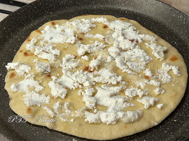 Piadipizza - Piadina pizza con prosciutto crudo, ricotta, gorgonzola e pomodorini 2