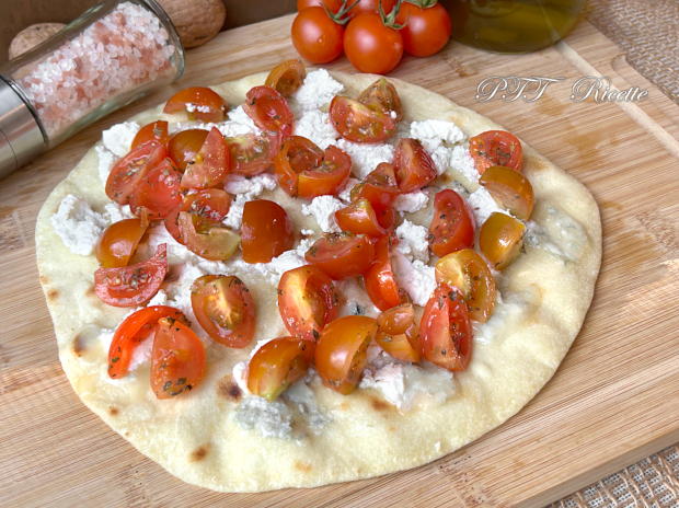 Piadipizza - Piadina pizza con prosciutto crudo, ricotta, gorgonzola e pomodorini 3