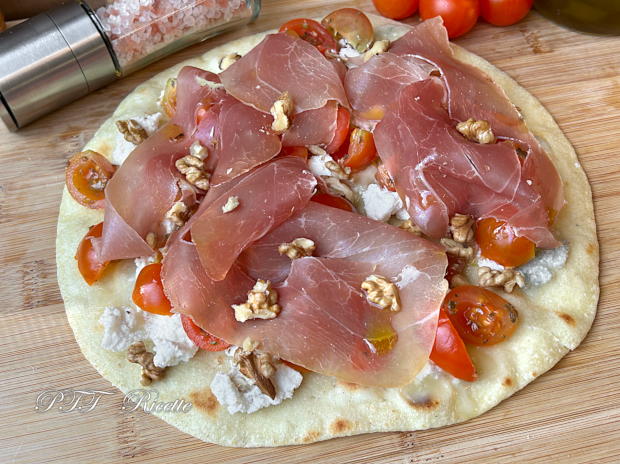 Piadipizza - Piadina pizza con prosciutto crudo, ricotta, gorgonzola e pomodorini 4