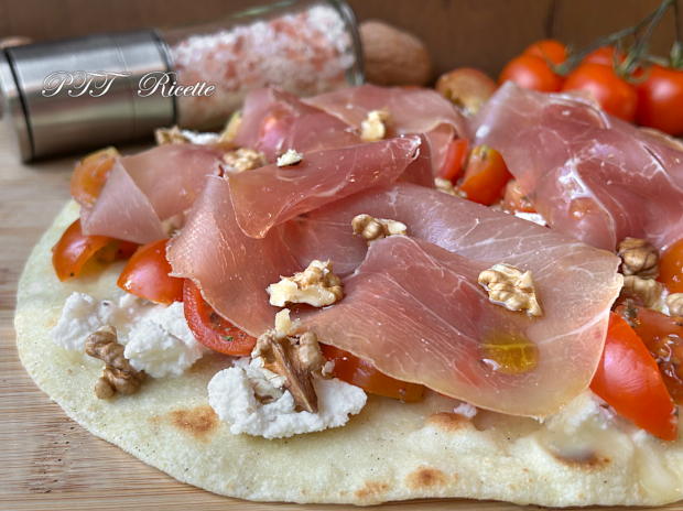 Piadipizza - Piadina pizza con prosciutto crudo, ricotta, gorgonzola e pomodorini 5