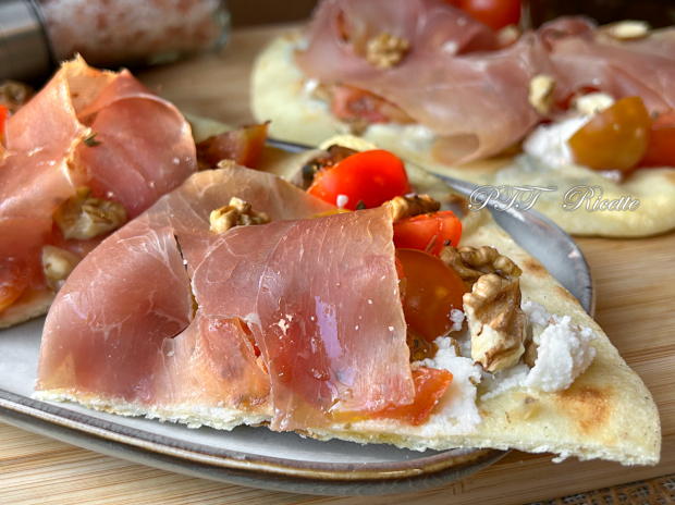 Piadipizza - Piadina pizza con prosciutto crudo, ricotta, gorgonzola e pomodorini 6