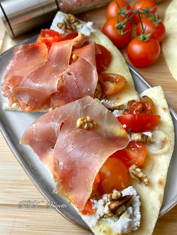Piadipizza - Piadina pizza con prosciutto crudo, ricotta, gorgonzola e pomodorini 8