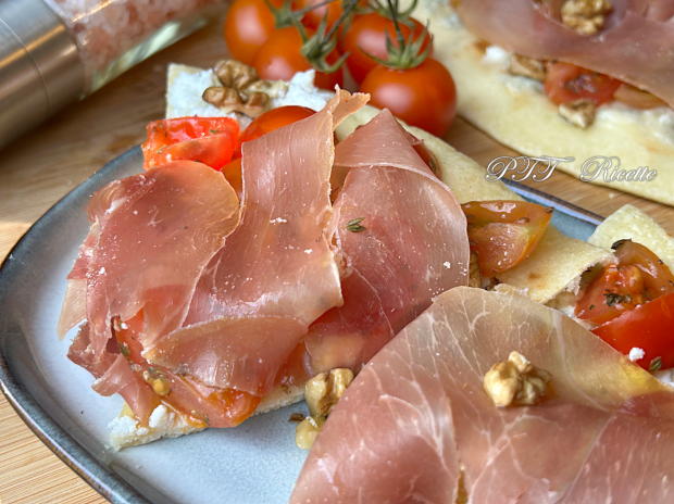 Piadipizza - Piadina pizza con prosciutto crudo, ricotta, gorgonzola e pomodorini 9