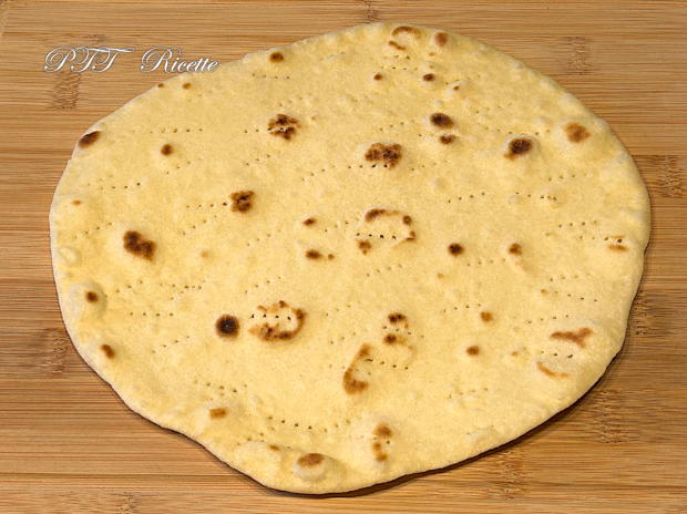 Piadipizza - Piadina pizza con tonno, mozzarella e pomodorini 1