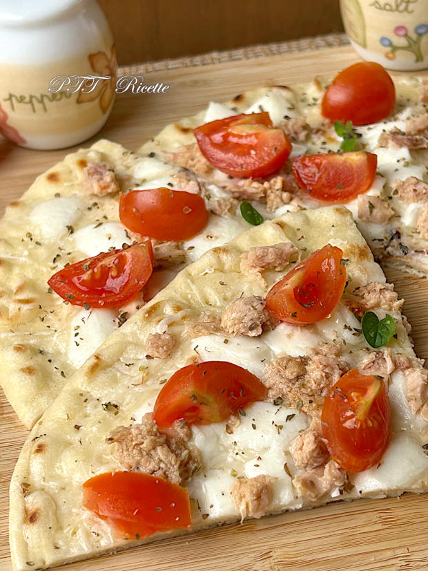 Piadipizza - Piadina pizza con tonno, mozzarella e pomodorini 10