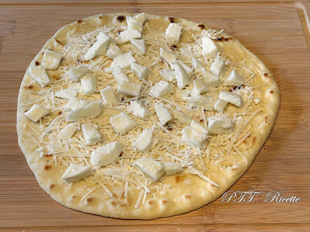 Piadipizza - Piadina pizza con tonno, mozzarella e pomodorini 2