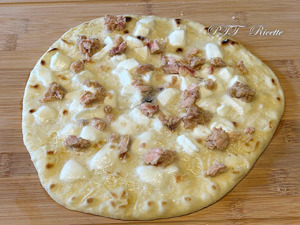 Piadipizza - Piadina pizza con tonno, mozzarella e pomodorini 3