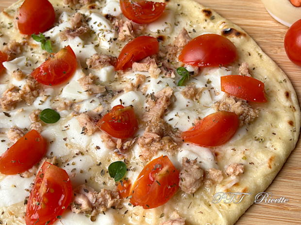 Piadipizza - Piadina pizza con tonno, mozzarella e pomodorini 5
