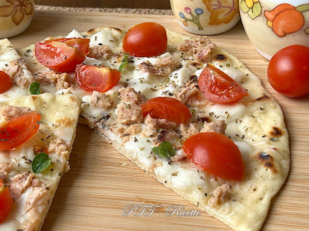 Piadipizza - Piadina pizza con tonno, mozzarella e pomodorini 8