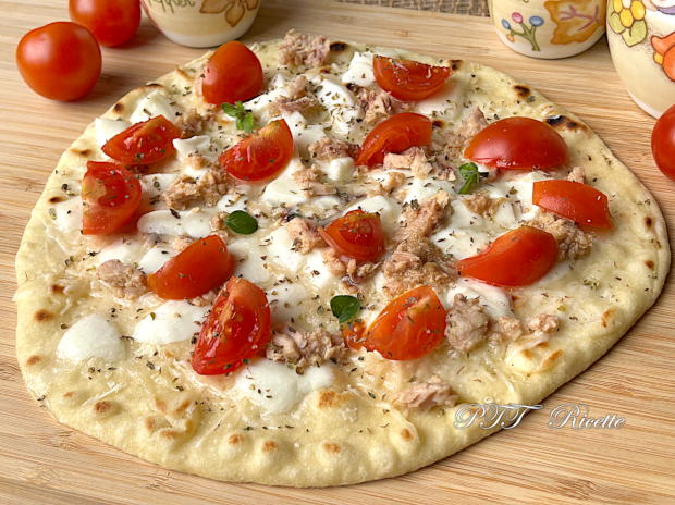 Piadipizza - Piadina pizza con tonno, mozzarella e pomodorini