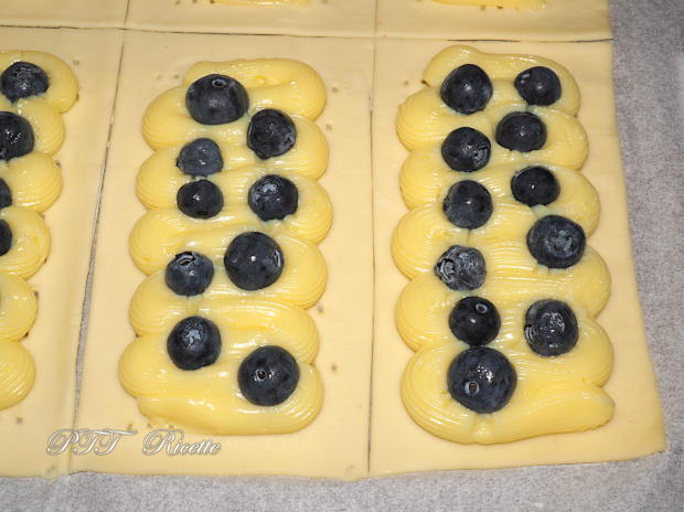 Sfogliatine con crema pasticcera e mirtilli 9