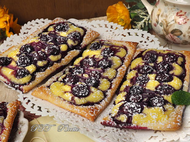 Sfogliatine con crema pasticcera e mirtilli