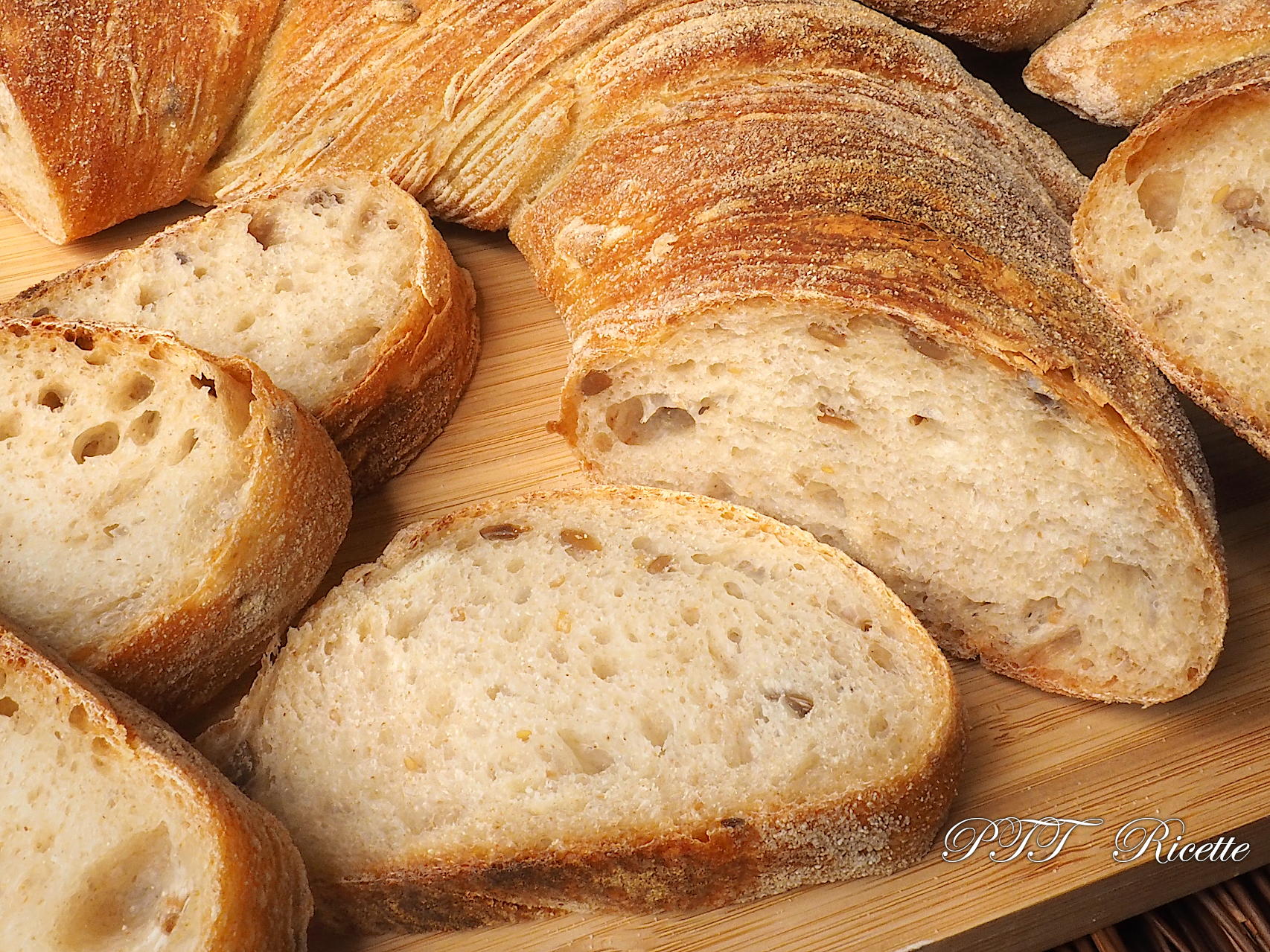 Torciglione di pane con semi di lino e girasole - PTT Ricette