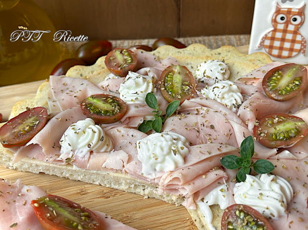 Torta-focaccia con formaggio fresco spalmabile e prosciutto cotto 11