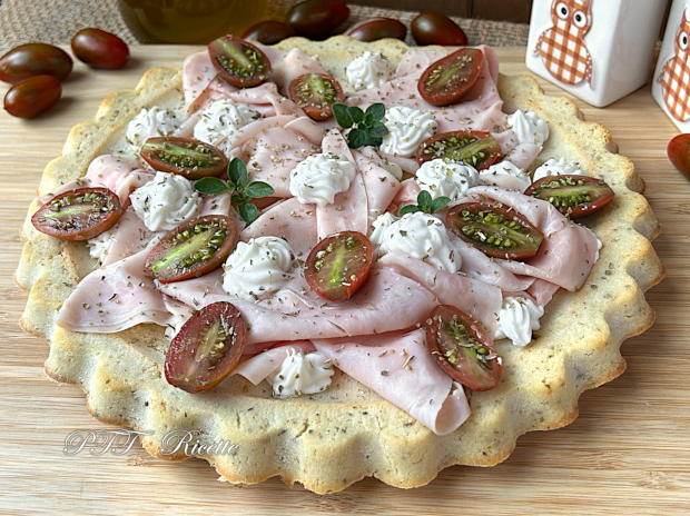 Torta-focaccia con formaggio fresco spalmabile e prosciutto cotto 12