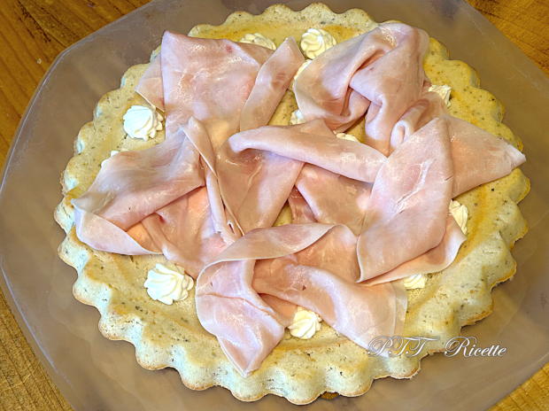 Torta-focaccia con formaggio fresco spalmabile e prosciutto cotto 5