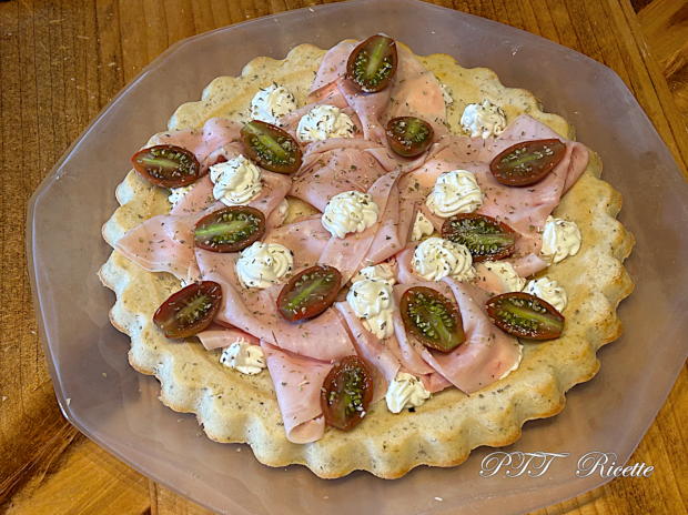 Torta-focaccia con formaggio fresco spalmabile e prosciutto cotto 6