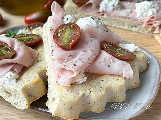 Torta-focaccia con formaggio fresco spalmabile e prosciutto cotto 8