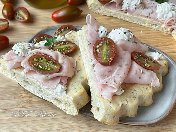 Torta-focaccia con formaggio fresco spalmabile e prosciutto cotto 9
