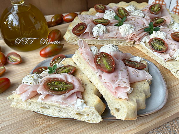 Torta-focaccia con formaggio fresco spalmabile e prosciutto cotto